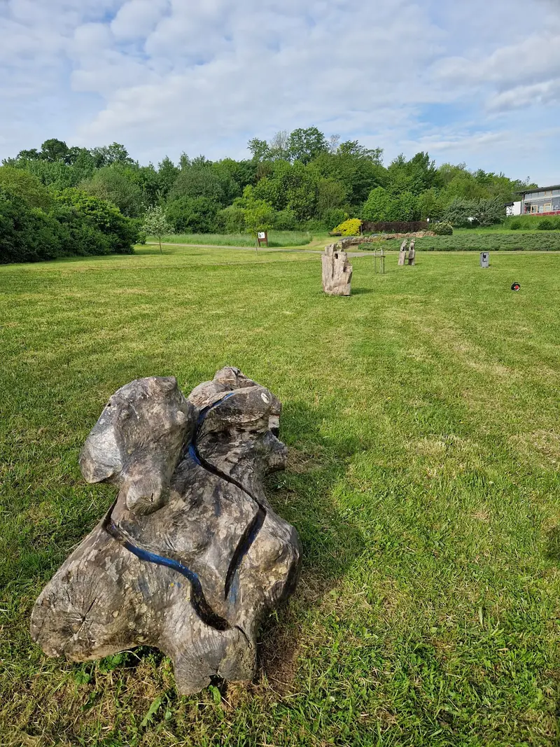 Findling auf der Wiese im Erlebnisgarten