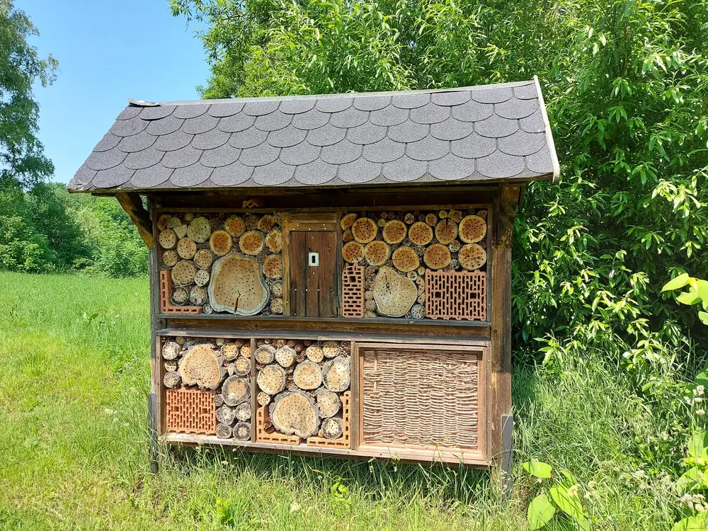 Insektenhotel aus Holz auf der Wiese