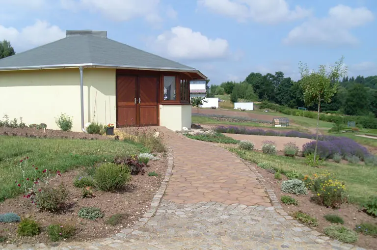 Der Pavillon mit gepflastertem Zuweg