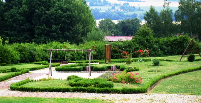 Steingartenanlage mit Blick ins Tal